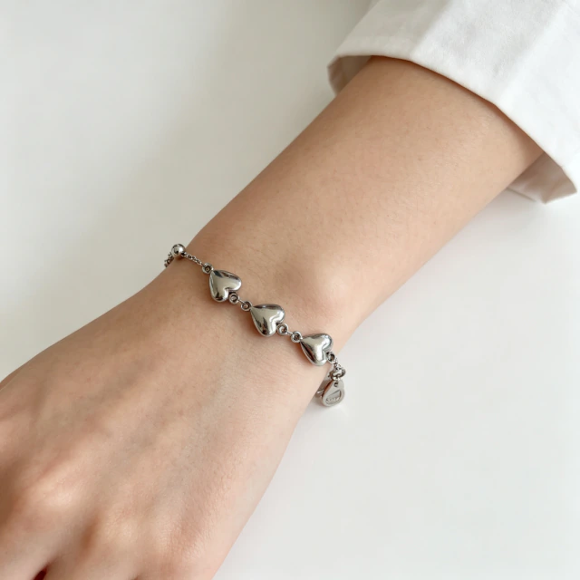 Pulseira Prateada com Três Corações Lisos em Aço Inoxidável